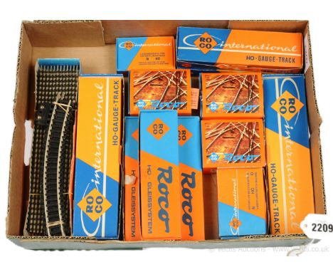 Roco HO Track and Accessories to include 3 x 10014 under board conversion set for points, 3 x 40290 turnout lantern set, 1000