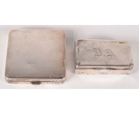 A plain silver compact, import marks for London 1932, together with an Edwardian silver snuff box. 