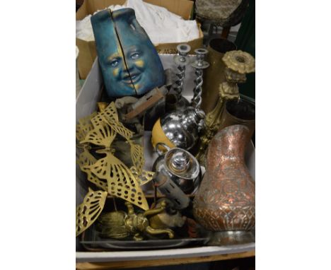 A quantity of metalware and decorative collectables.