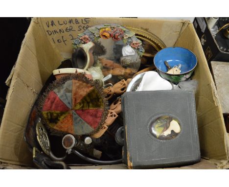 A quantity of miscellaneous collectables.