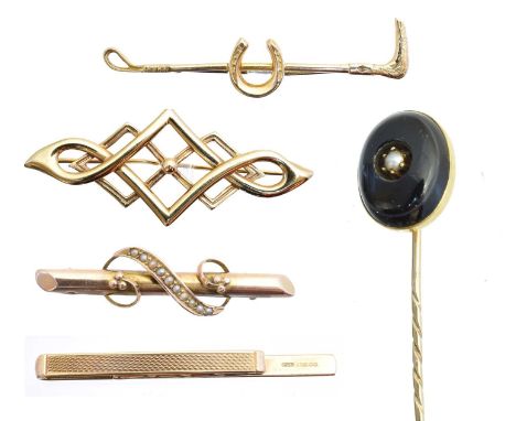 A selection of jewellery, to include a 9ct gold split pearl bar brooch, a 9ct gold bar brooch, a 9ct gold tie slide, a bar br