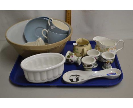 Mixed Lot: Kitchen mixing bowl, jelly mould, lemon squeezer and other assorted items