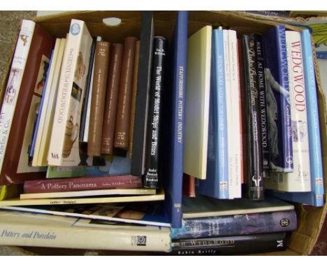 A large collection of books on various pottery/ceramic manufacturers: 1 tray. 