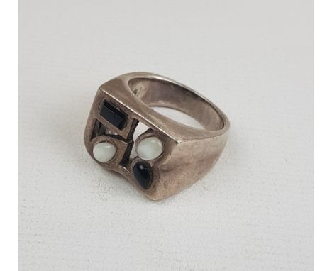 Silver solid ring set with costume stones, size O/P, 13g: 