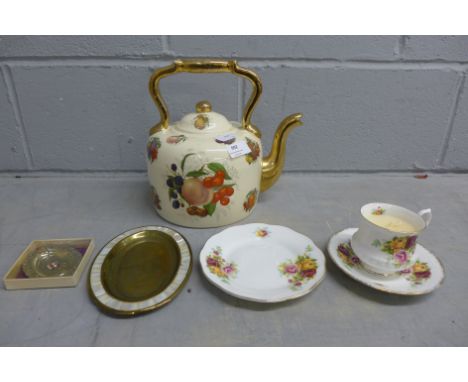 A decorative teapot, a trio and two dishes 