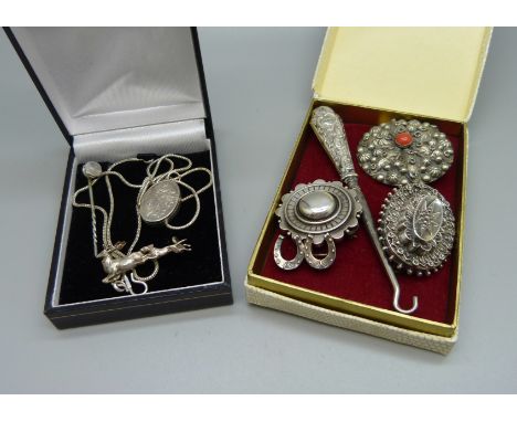 Victorian and Edwardian jewellery including a silver locket decorated with a bird, Birmingham 1906, a silver horseshoe brooch