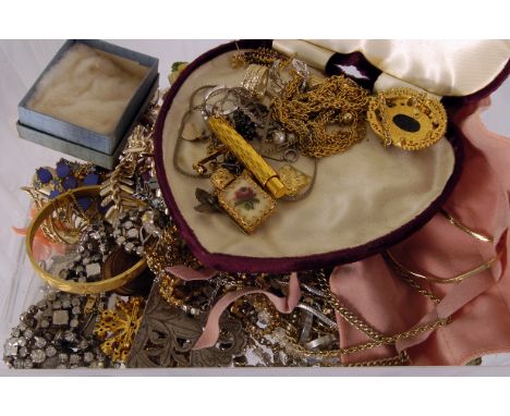 An assortment of various costume jewellery, to include a yellow metal bangle, a pair of yellow metal and purple gem set earri