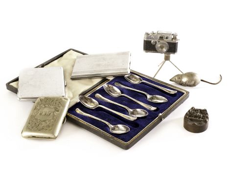 An interesting group of vesta cases, and novelty smoking paraphernalia, including a camera lighter and horseshoe Bakelite ves