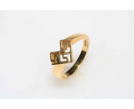 18 carat yellow gold gents ring, size O.