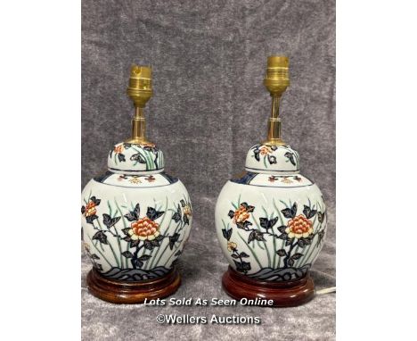 Pair of ceramic table laps, decorated with flowers on wooden base with lamp shades, both need plugs, 28.5cm high / AN16 