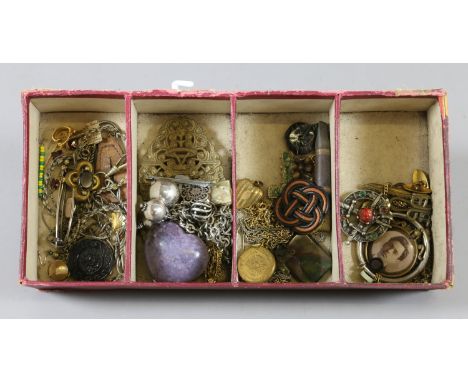 A good collection of mixed vintage costume jewellery including gem and hardstone set pieces etc.