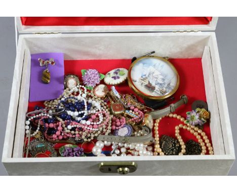 A vintage jewellery box and mixed costume jewellery including simulated pearls and brooches etc.