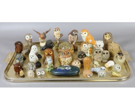 A collection of novelty ceramic owls to include Beswick examples.