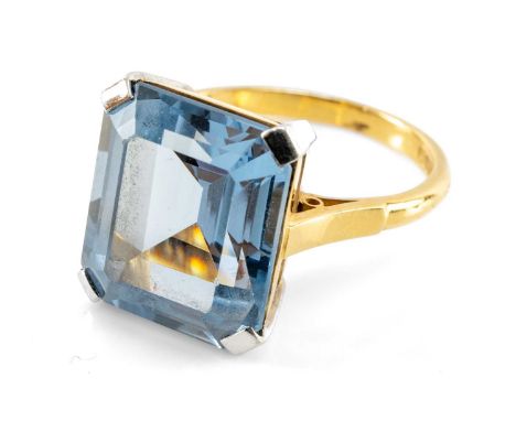 18CT AQUAMARINE RING. the emerald cut bright blue stone of appr. 14 x 12mmsProvenance: private collection PenarthComments: ri