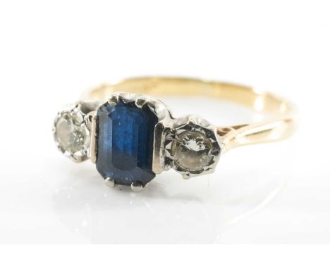 18CT GOLD & PLATINUM THREE STONE DIAMOND & SAPPHIRE RING, the central sapphire flanked by two illusion set diamonds, ring siz