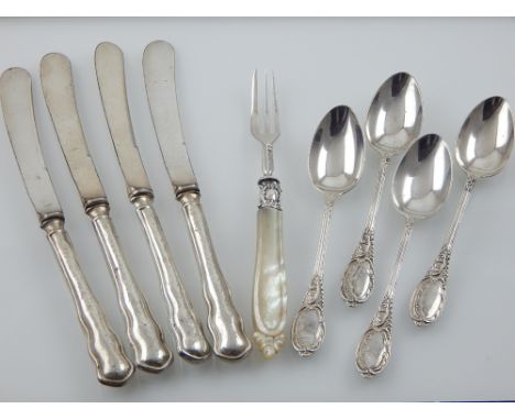 Four Edwardian silver teaspoons, a Victorian mother of pearl handled pickle fork and four silver handled tea knives.