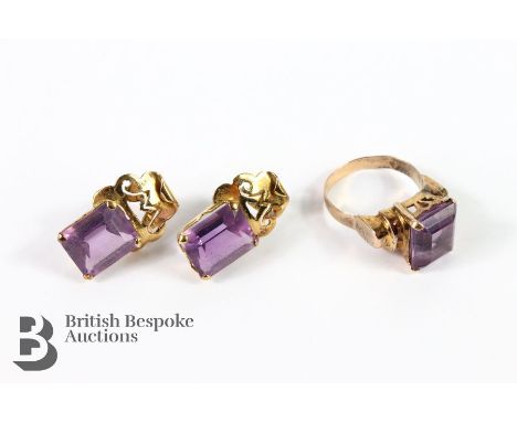 18ct yellow gold amethyst ring and earring set. The ring set with an amethyst approx 10 x 8 mm, size K+ approx 4.1 gms and st