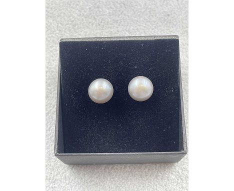 A pair of 9ct gold oblate spheroid grey cultured pearl earrings. 9.5 mm. 