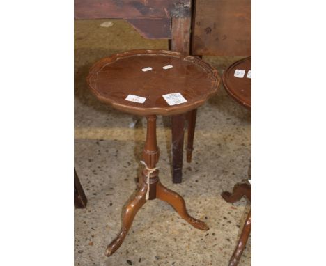 SMALL MAHOGANY WINE TABLE ON TRIPOD BASE, 51CM HIGH