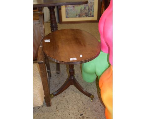 SMALL OVAL TOPPED MAHOGANY WINE TABLE ON TURNED COLUMN AND TRIPOD BASE WITH BRASS END CAPS AND CASTERS, 52CM WIDE