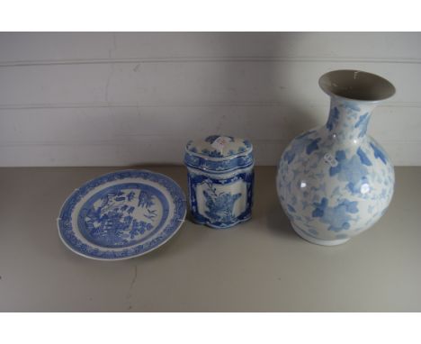 MODERN CHINESE BLUE AND WHITE VASE AND A FURTHER CHINESE BLUE AND WHITE TEA CANISTER AND A SPODE BLUE ROOM WILLOW PATTERN PLA