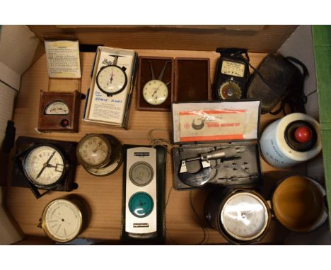 A mixed collection of tools to include a Mitutoyo micrometer, Baty dial indicator, Blendux, compass, M P J gauge, Type AN3 Ga