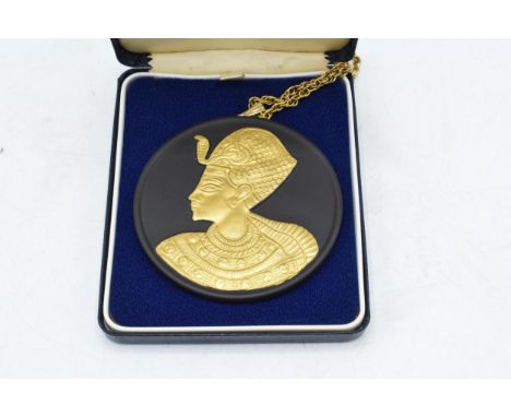 Wedgwood Jasperware Egyptian portrait plaque, featuring the profile of a pharaoh diameter 7.5cm in the original box on metal 