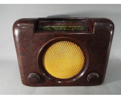 A vintage Bush DAC 90A bakelite cased radio, serial number 73/91253 Condition Report - No cracks, chips or deep scratches, so