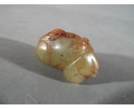 A small Chinese jade carving depicting a pig, approximately 3.5 cm (l)