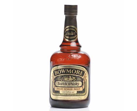 BOWMORE DE LUXE
Islay Single Malt Scotch Whisky. 75cl, 43% volume.  CONDITION REPORT: Seal: good
Fill: good, mid-neck
Label: 