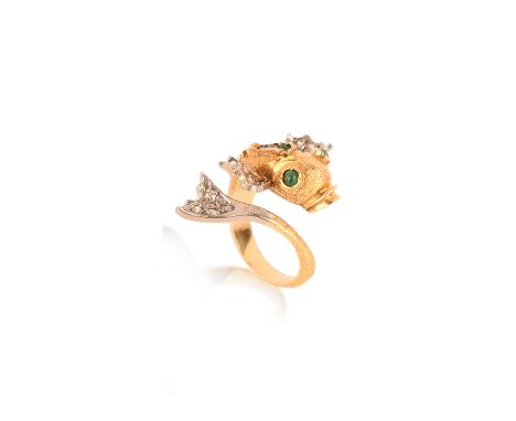 An emerald and diamond fish ring, set in yellow and white gold, size M