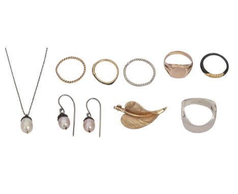 An Edwardian 9ct gold signet ring, marks rubbed, Chester 1906, 3.6g, size N, a modernist silver ring and several other articl