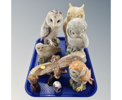 A tray of assorted ceramic owl ornaments, Beswick barn owl 1046 etc