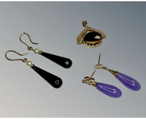 A yellow gold agate fob together with two pairs of earrings, amethyst and agate, set with pearls.