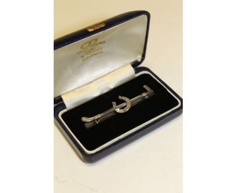 Silver Hunting brooch in the form of a riding crop and horse shoe, cased