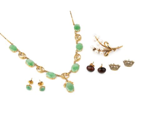 A Chinese 14k gold and jade necklace, set with seven oval jade plaques with oval floral spacers between, on alternating trace