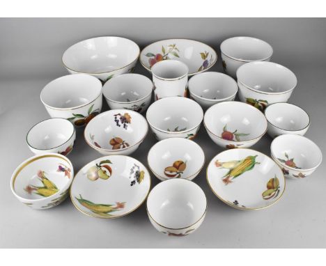 A Collection of Various Royal Worcester Evesham and Other Bowls, Large to Small Ranging From 25cm Diameter to 12cm Diameter (