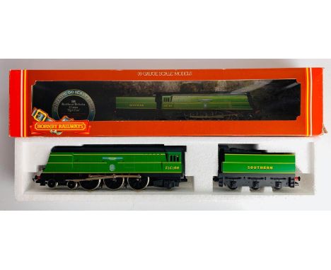 Hornby R374 SR Battle of Britain Steam Loco Mint &amp; Boxed P&amp;P group 2 (£20 for the first item and £2.50 for subsequent