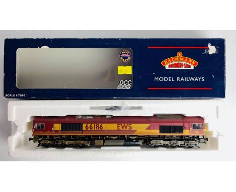 Bachmann OO Gauge Class 66 186 EWS Livery Diesel Loco - Boxed P&amp;P group 2 (£20 for the first item and £2.50 for subsequen