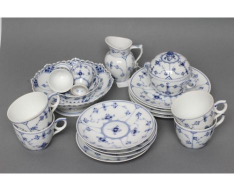 A ROYAL COPENHAGEN PORCELAIN PART SERVICE, 20th century, painted in underglaze blue with the Onion pattern, comprising four e