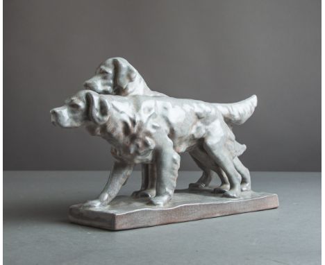 Figurengruppe "2 Jagdhunde" (Karlsruher Keramik, 20. Jh.), vollplastische Darstellung aufflachem Sockel m. weiß/grauer Glasur