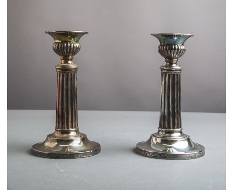 Paar Kerzenhalter 925 Sterlingsilber, je 1 Brennstelle, im klass. Stil, gestempelt:STERLING / Halbmond u. Krone / 925 / Stern