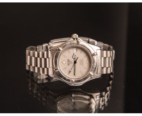 Herrenarmbanduhr "Professional 2000" (TAG Heuer), Edelstahl, Quarz, Nr. 962.206. Funktionnicht geprüft. Starke Gebrauchsspure