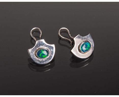 Paar Ohrclipse 585 WG (Juwelier Häfer), besetzt m. je 1 ovalen grün-blauen Opal von ca. 7x 5 mm, gestempelt: Feingehalt / Mar