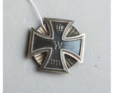 EK I. Klasse 1914, stark gewölbte Form, rs. bez. "D. R. G. M.", m. gr. Rückscheibe(Schraubverschl.). Sehr schöne Patina.