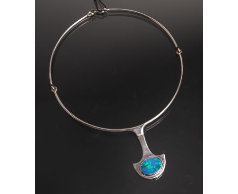 Collier 585 WG (Juwelier Häfer), Anhänger besetzt m. ovalem grün-blauen Opal von ca. 19 x14 mm, gestempelt: Feingehalt / Mark