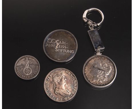 Konvolut von Münzen, bestehend aus: 2x Morgan Dollar als Schlüsselanhänger/ Anstecker,1879, 1x 100 Jahre Karl Zeiss Stiftung,