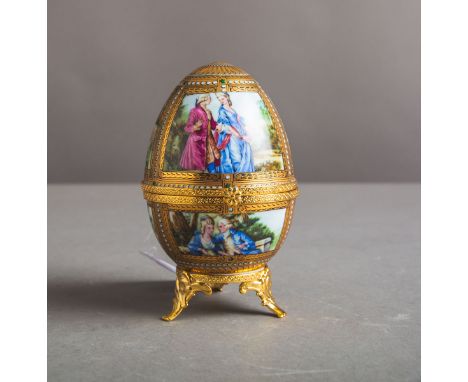 Porzellan-Ei (Herkunft unbekannt, neuzeitlich), im Stil d. Fabergé-Eier, H. ca. 15 cm.