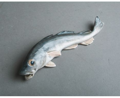 Porzellanfigur "Sardine" (Royal Copenhagen, 19./20. Jh.), Weißporzellan polychrom gefasst,Entw. wohl: nach Arnold Krog, Mod. 