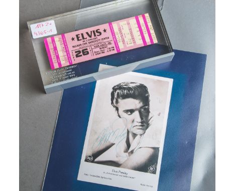 "Elvis Presley" Autogramm u. Konzertticket (1970er Jahre), Orig. Autogrammkarte vomRüdel-Verlag, bez. "Elvis Presley. In 'Pul